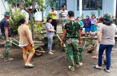 BERBAUR DENGAN WARGA SETEMPAT, SATGAS TMMD CIPTAKAN KEMANUNGGALAN TNI-RAKYAT