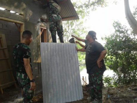 Begini Kompaknya Satgas TMMD 105 Kronjo Kebut Bedah Rumah Jumroh