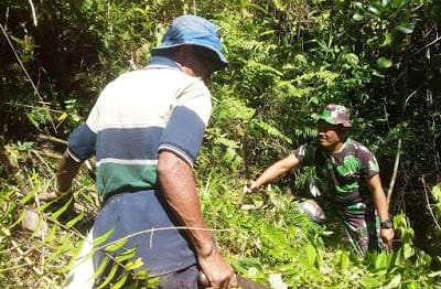 SEMANGAT GOTONG ROYONG ANGGOTA SATGAS TMMD KE-105 DAN WARGA TAK SURUT