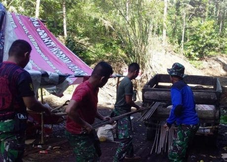 SATGAS TURUNKAN MATERIAL PLAT DUICKER DI LOKASI PENGERJAAN
