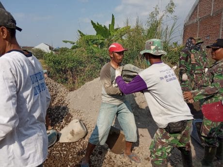 Semangat gotong royong Satgas TMMD Demak  bersama warga.