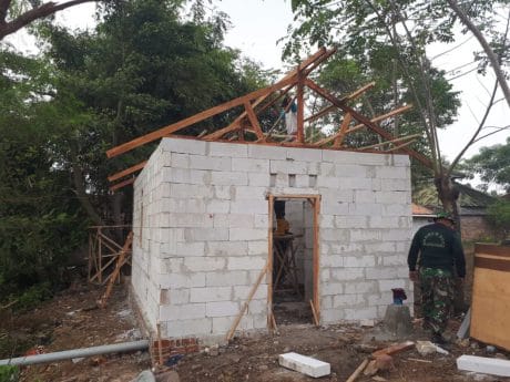 Hari Ini, Satgas TMMD Fokus Pasang Atap Rumah