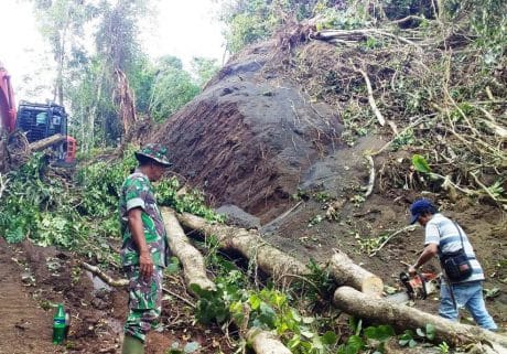 TUKANG SENSO BERSYUKUR TNI BANGUN JALAN SETAPAK JADI 6 METER
