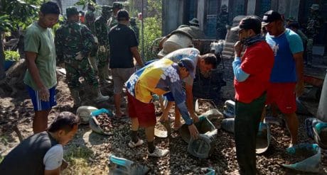 Terus “Dikejar”, Perampungan Jalan TMMD di perum Perum Pesona Asri