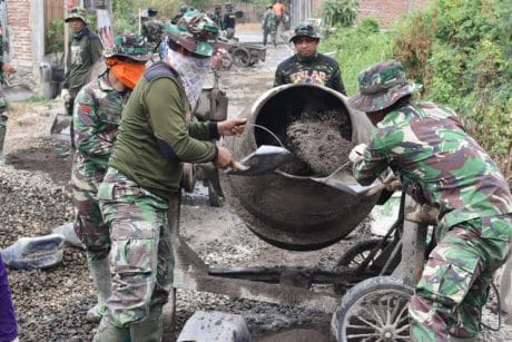 Tentara Jamin Kualitas Proyek di Lokasi TMMD