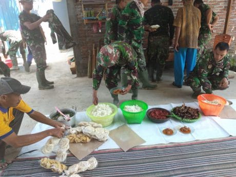 Warga Ini Anggap TNI Satgas TMMD Sebagai Anak Sendiri