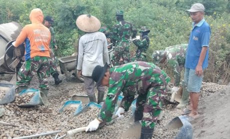 Satgas TMMD dan Warga Kebut Pengecoran Jalan di Perum Pesona Asri
