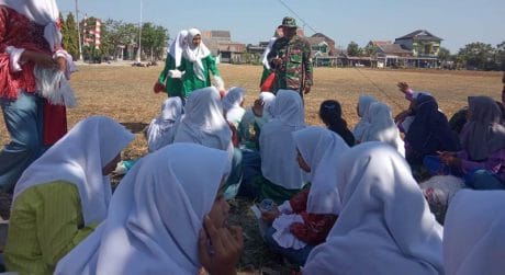 Di Berbagai Kesempatan Satgas TMMD Selalu Komsos Dengan Warga