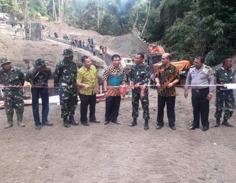 JALAN PENGHUBUNG SIAP DIGUNAKAN, DITANDAI DENGAN PENGGUNTINGAN PITA
