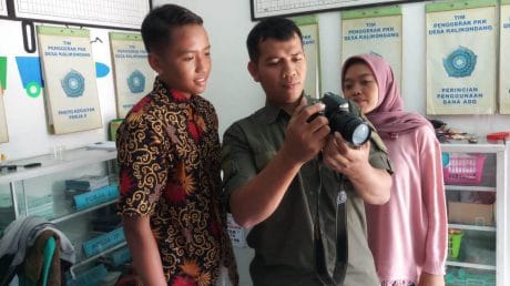 Satgas TMMD Beri “Kursus” Fotografi Kepada Warga