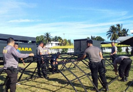 SINERGITAS TNI DAN POLRI BANGUN TENDA PERSIAPAN PENUTUPAN TMMD