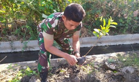 Aksi penghijauan yang dipimpin langsung oleh Letda Kasrin