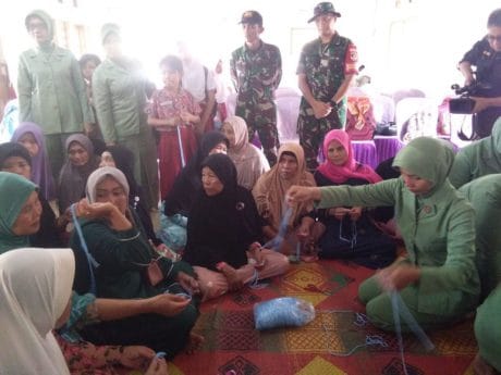 Selain Membatik, Persit KCK Kodim 051//Trs Bekali Ibu-ibu Blukbuk Keterampilan Tangan Lain