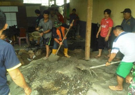 TANPA MENGGUNAKAN MESIN PENGADUK, WARGA DAN SATGAS TETAP SEMANGAT