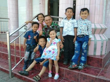 PRAJURIT SATGAS TMMD BECANDA DAN BERMAIN BERSAMA ANAK-ANAK