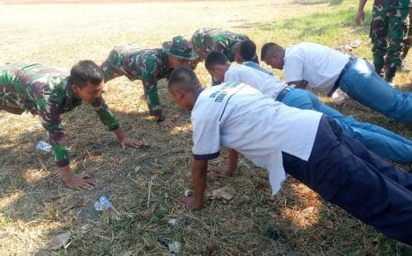 Sejumlah TNI Satgas TMMD Sempatkan Latih Fisik Anak-Anak SMA