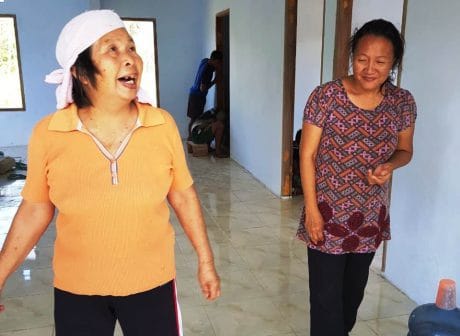 IBU-IBU BERI SEMANGAT SATGAS DAN WARGA YANG BEKERJA