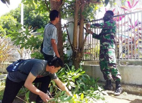 TUMBUHKAN SEMANGAT GOTONG ROYONG SAMBUT HUT RI KE-74
