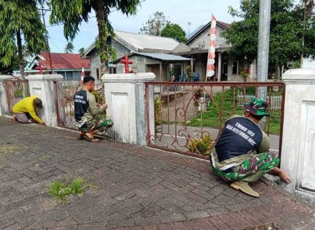 PERSONEL SATGAS PEDULI LINGKUNGAN, BANTU PENGECATAN PAGAR GEREJA