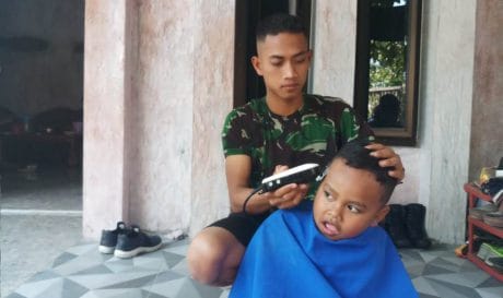 Tanpa pikir panjang, dengan cekatan