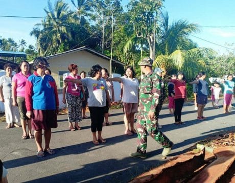 SEMANGAT IBU-IBU TERLIHAT SAAT LATIHAN GERAK JALAN, YANG DILATIH SATGAS TMMD