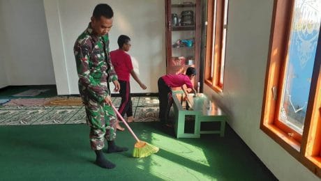 TNI Ajarkan Anak-Anak SD Untuk Berperan Di Kebersihan Masjid