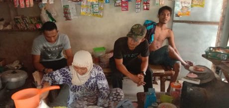 Patut Disyukuri, Warungku Ramai, Daganganku Laris Manis