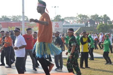 Ciptakan Kerukunan Antara Papua dan Demak, Bupati Ajak Senam Sajojo Bersama Pelajar
