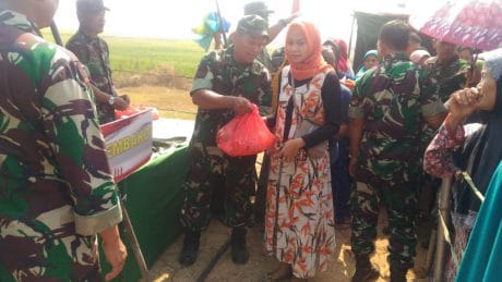 Pembagian Sembako Warnai Penutupan TMMD Kronjo