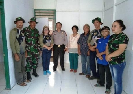 DANRAMIL SAMPAIKAN SELAMAT KEPADA WARGA PENERIMA PROGRAM BEDAH RUMAH