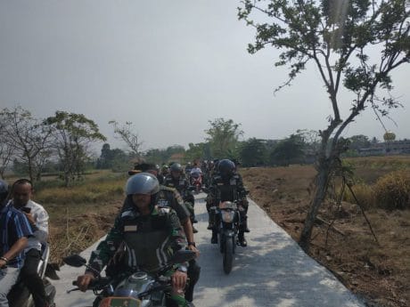 Kendarai Sepeda Motor, Kasdam Jaya Blusukan di Lokasi TMMD 105 Kronjo