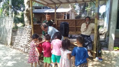 Anak-anak tak kalah riangnya