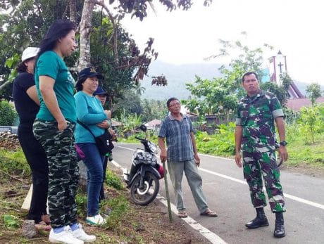 Anggota Persit KCK Kodim Tigaraksa Tularkan Keahlianya di Lokasi TMMD
