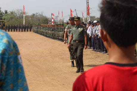 Mayor Arh Iman Kartkman Jadi Danup Gladi Upacara Penutupan TMMD.