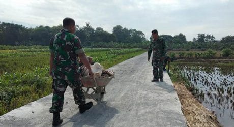 Jelang Penutupan, TNI dan Warga Bersihkan Jalan TMMD