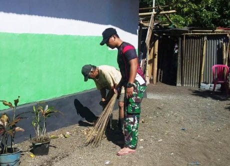 SATGAS TMMD BERSIHKAN JALAN DAN PEKARANGAN WARGA