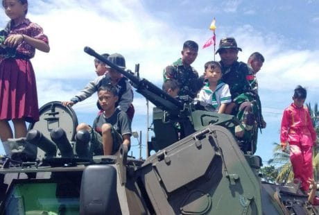 Para siswa jadi penasaran dengan kendaraan TNI