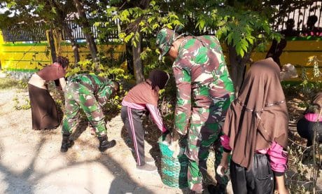 Pelopori Peduli Kebersihan Lingkungan , TNI Gelar Jumat Bersih