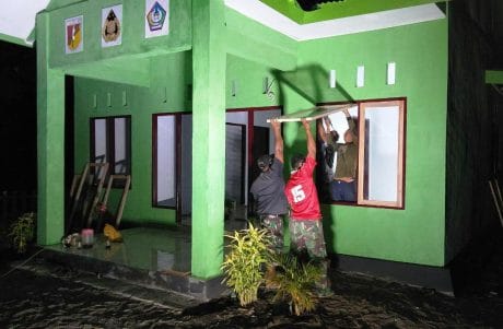 PASANG PINTU DAN JENDELA MALAM HARI SATGAS TETAP SEMANGAT