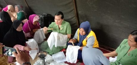 Di Desa Blukbuk Tangerang, Istri TNI Bekali Ibu-Ibu Keterampilan Membatik Dan Handy Craft