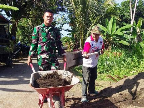 MELALUI GOTONG ROYONG, TNI RANGKUL RAKYAT MENUJU KESEJAHTERAAN