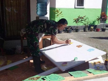 PELDA EDYZON KASENDA BUAT PAPAN NAMA KANTOR TIGA PILAR