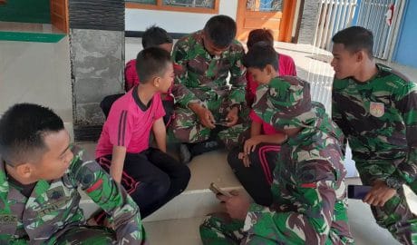 Jelang Purnanya TMMD Kalikondang, Anak-Anak Semakin Lengket Dengan Satgas