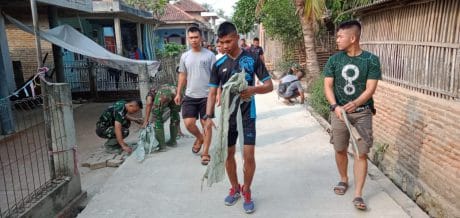 Pengecoran Selesai, Satgas Rapihkan Jalan Desa Blukbuk
