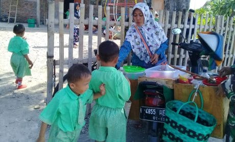 Senyum Bahagia Pedagang Jajanan Keliling Atas Jalan TMMD