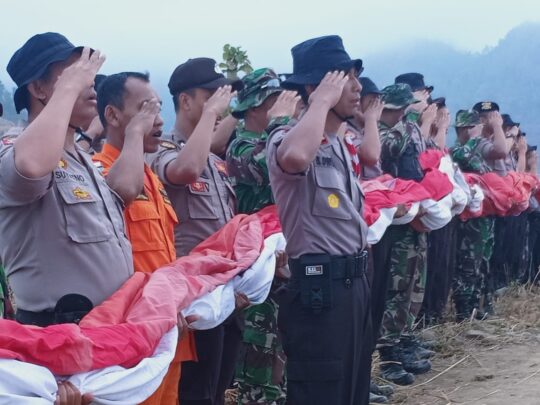 Jelang HUT RI, Polres Trenggalek Kibarkan Bendera Merah Putih 17 meter di Puncak Kromo Dipo