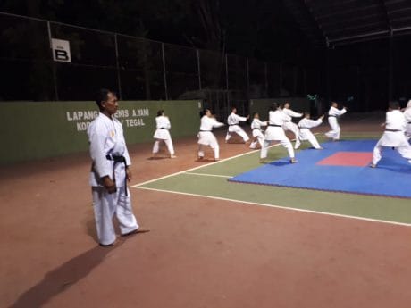Gerakan Kihon Jadi Dasar Siswa Karate Untuk Persiapkan Upacara Penutupan TMMD