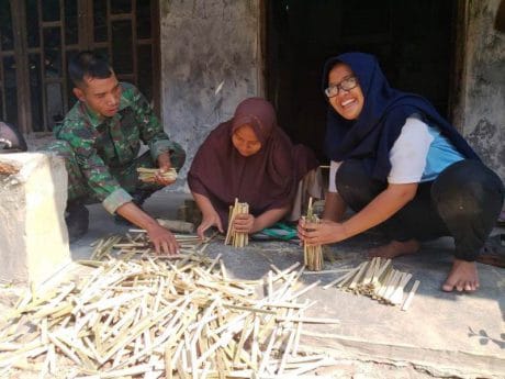 Serda Mursidi Satgas TMMD Komsos Perajin Tusuk Sate