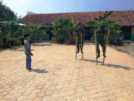 Ajak Remaja Bermain, Jurus Satgas TMMD Gaet Kemanunggalan