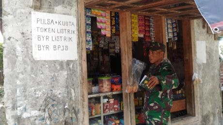 Mobilitas TMMD Tinggi, Penjual Pulsa Dapat Berkah